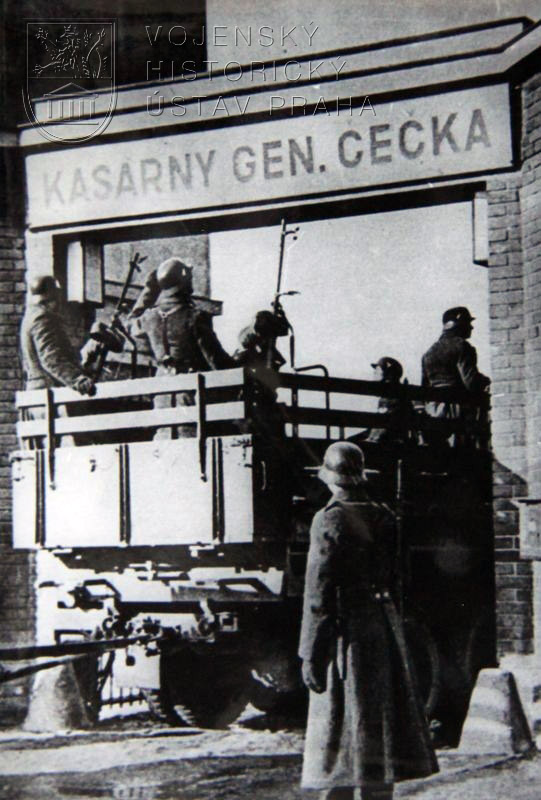 Hradec Králové: German troops drive into the General Čeček Barracks by the airfield.
